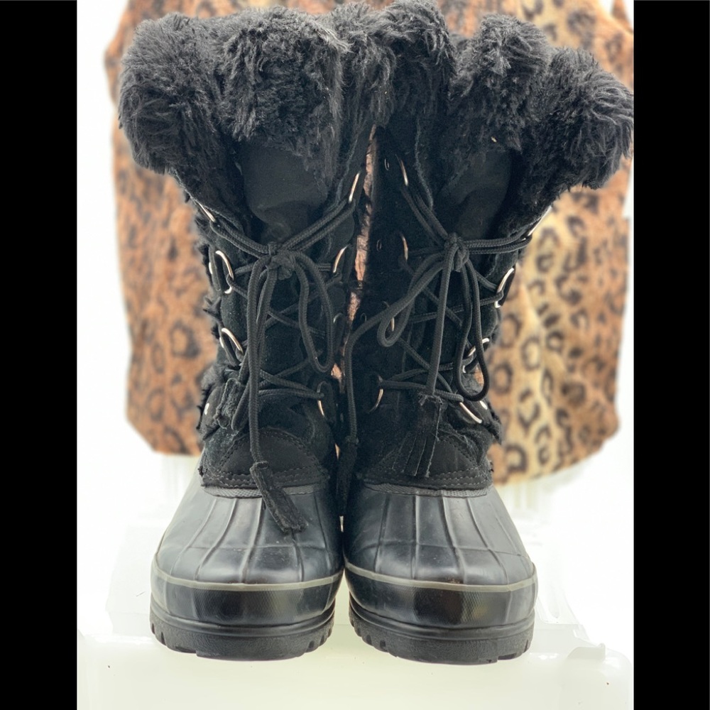 Khombu faux fur trim winter boots. Size 8 Black in color